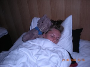 På natten märkte jag att någonting saknades i min säng, grisen! Jag vänder blicken till vänster å ser att Larsson sover med honom?